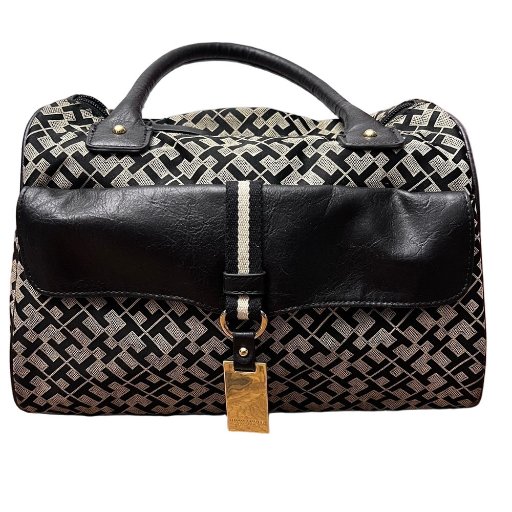 This Tommy Hilfiger vintage women's handbag